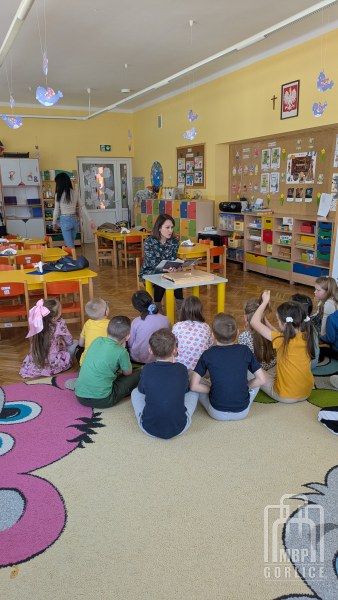 Biblioteka Gorlice, Dzieci odpowiadają na pytania związnae z teatrem.jpg